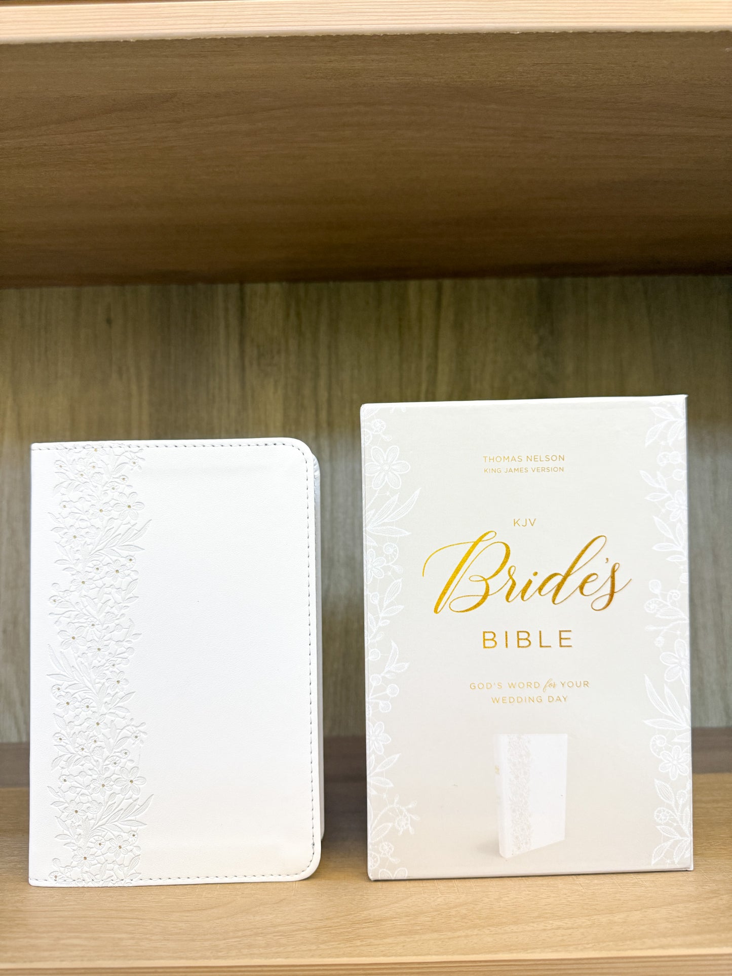 Bride's Bible, Leathersoft, White, Red Letter, Comfort Print: Holy Bible