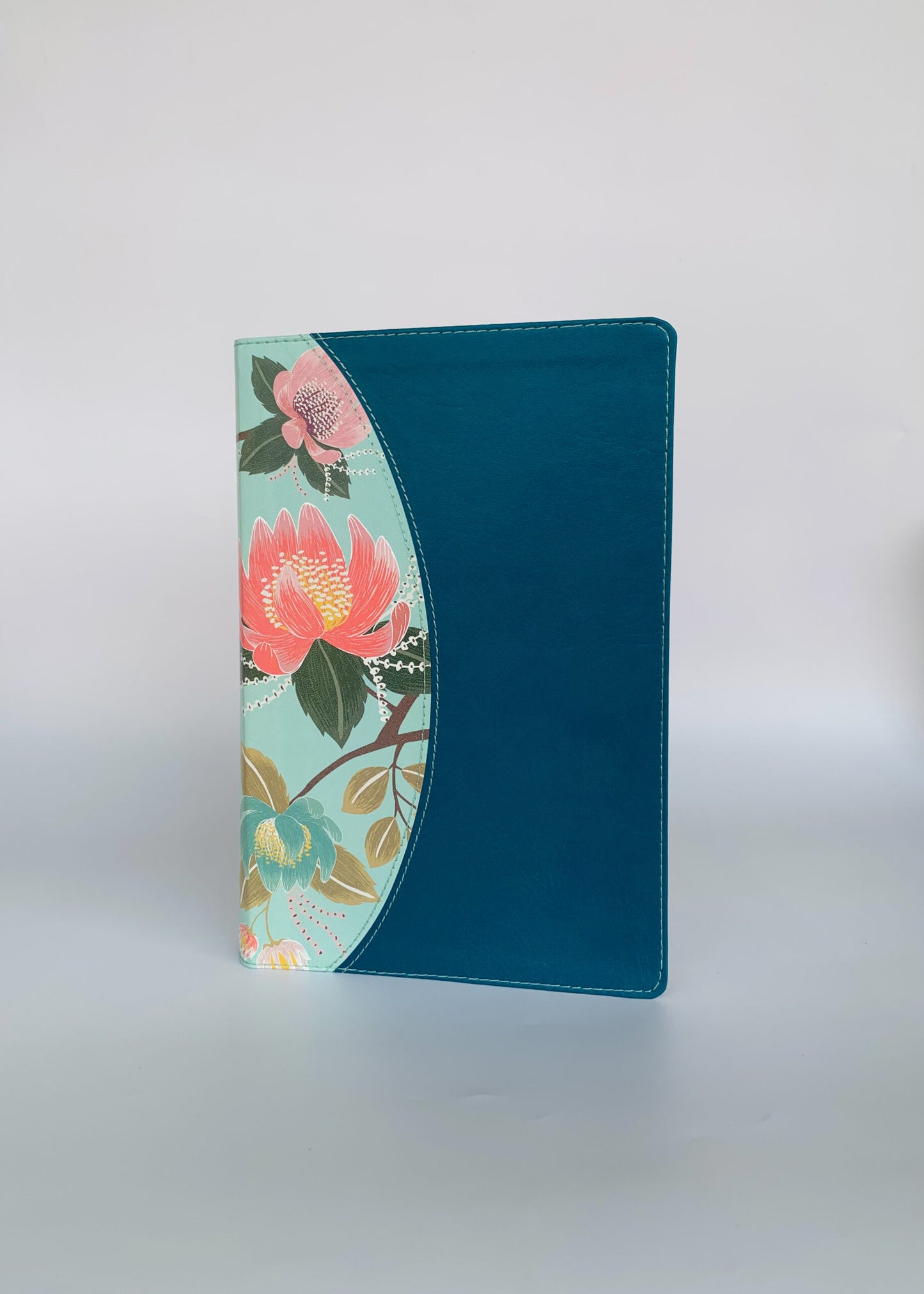 The CSB Study Bible For Women, Teal Flowers LeatherTouch: Faithful and True