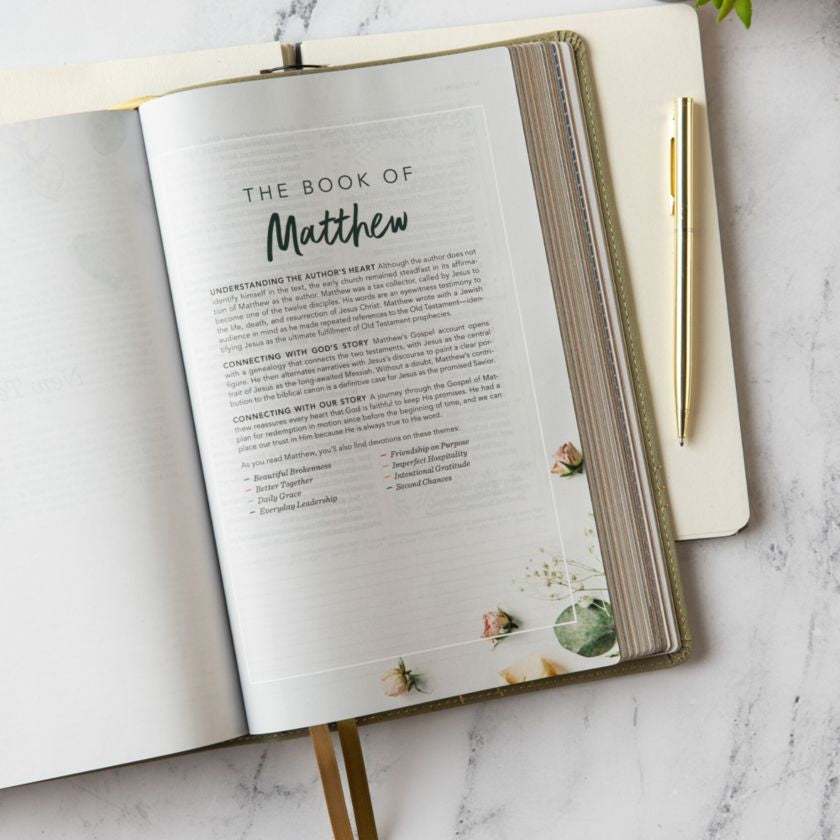 CSB (in)courage Devotional Bible, Sage LeatherTouch - INCOURAGE
