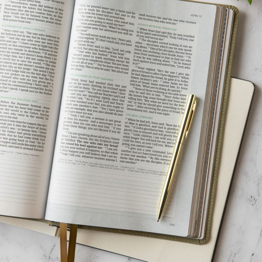 CSB (in)courage Devotional Bible, Sage LeatherTouch - INCOURAGE